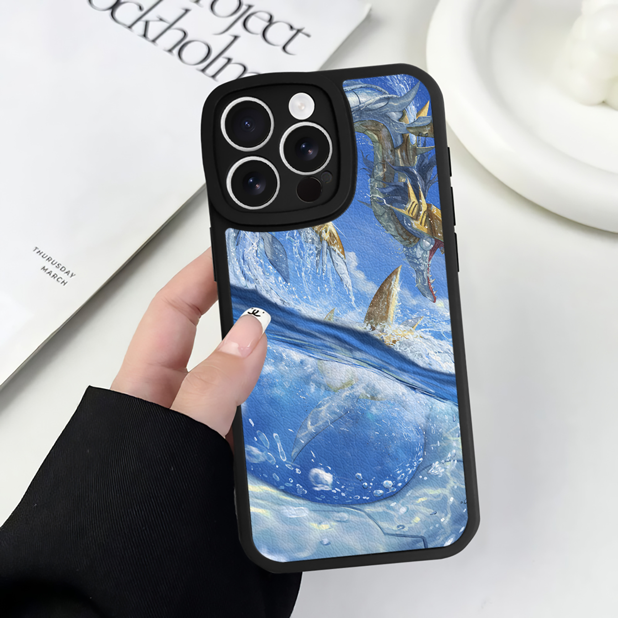 （画像用） Digimon デジタルモンスター/デジモン 【iPhone 16シリーズ対応】シリコンスマホケース（レザー調） 材質：シリコン